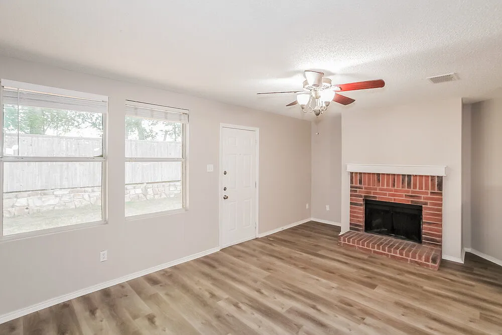 4 bed, 2.0 bath, 2093 sqft, $2,180 — Photo 4