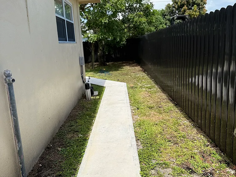 19521 NW 1st Ct — Photo 3