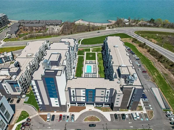 16 Concord Pl #431, Grimsby, ON L3M 0J1