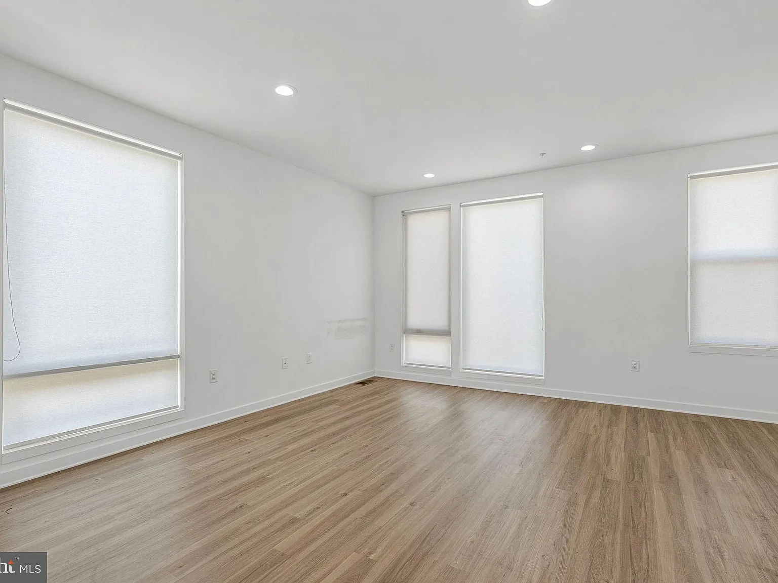 3 bed, 3.5 bath, 1500 sqft, $3,300 — Photo 3