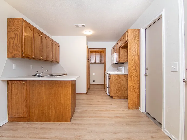 1431 Westmore Dr — Photo 8