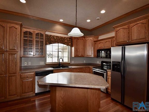 3rd image of 704 W Sterling Oak Cir