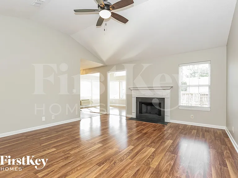 869 Maricopa Dr — Photo 3