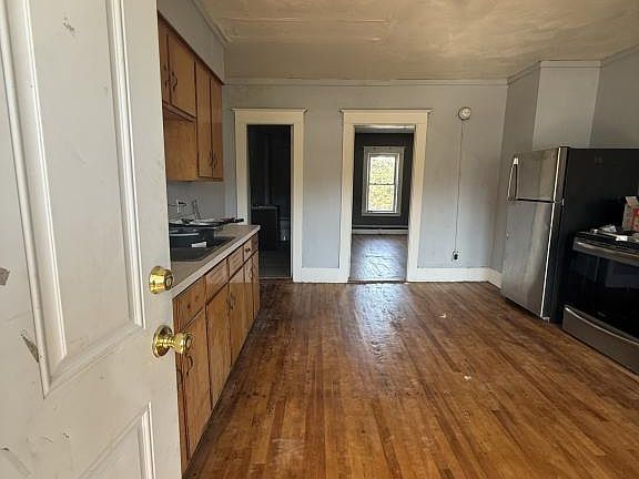 5th image of 653 Cheshire St