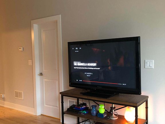 4th image of 3054 N Avers Ave #1
