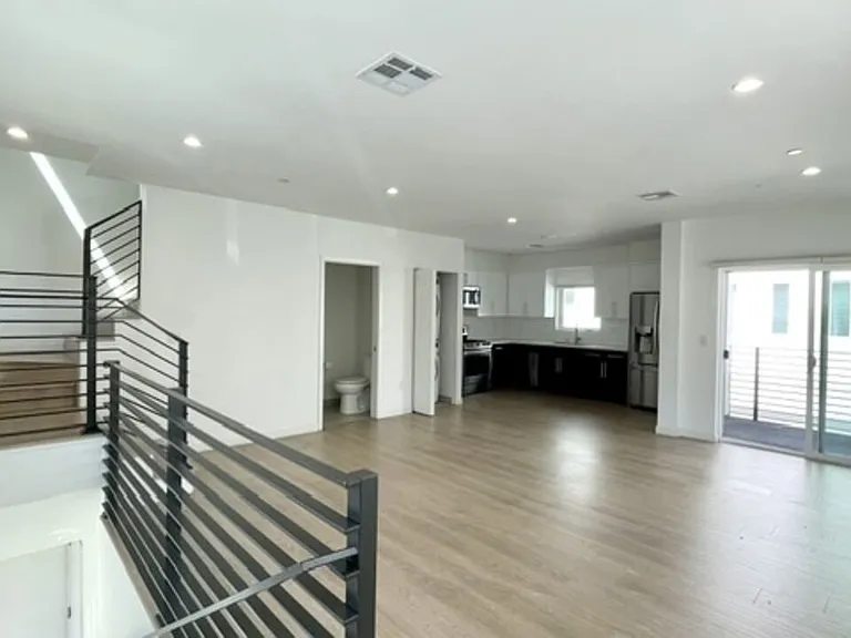 5230 Satsuma Ave — Photo 6