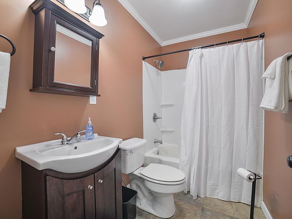 5th image of 633 Whitelaw Ave