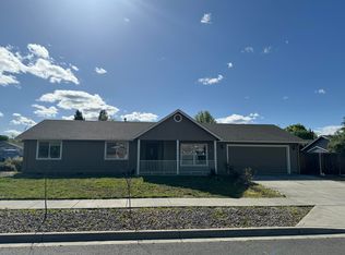 1352 Clearwater Dr, Medford, OR 97501