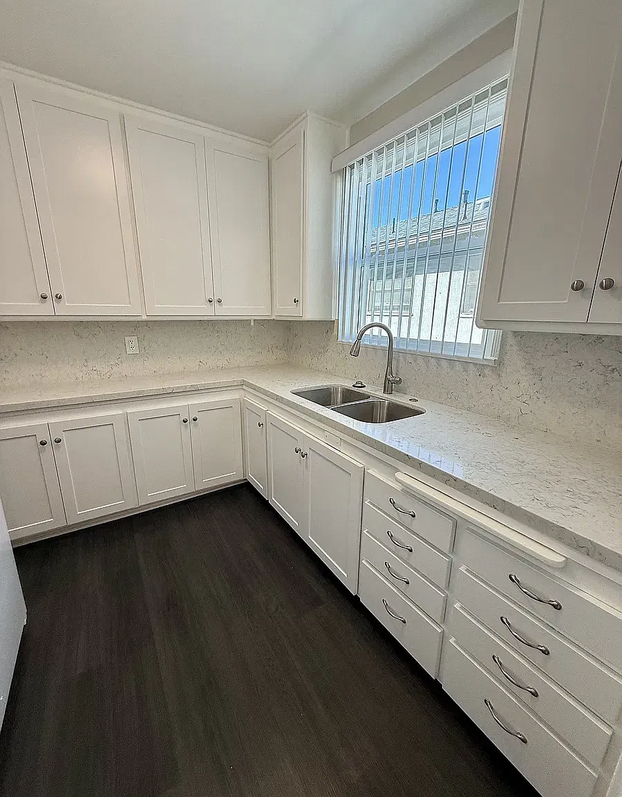 1045 E Carson St — Photo 3