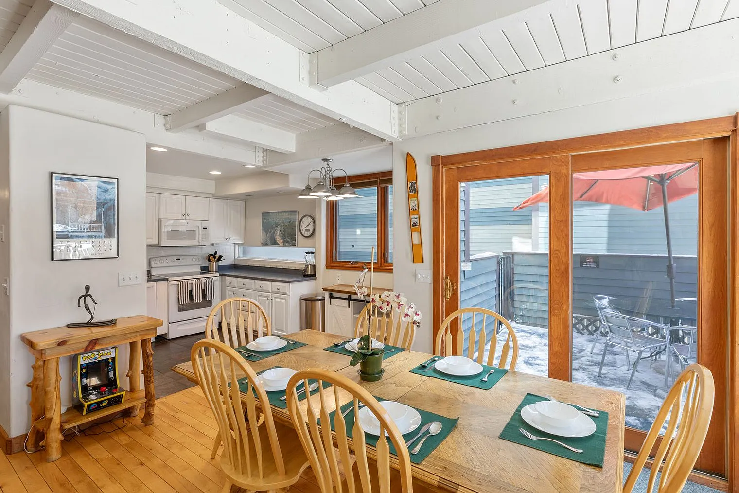 3 bed, 1.5 bath, 1334 sqft, $9,065 — Photo 2