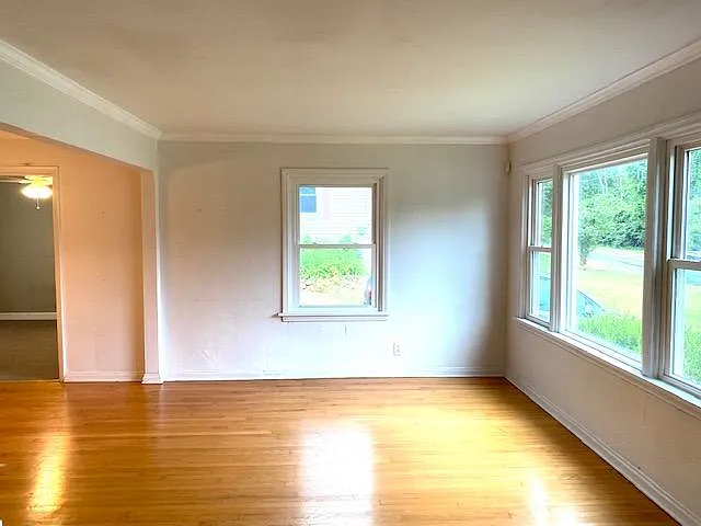 427 E Elliott Ave — Photo 2