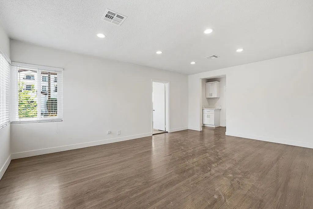 Building Photo - 14153 Moorpark St