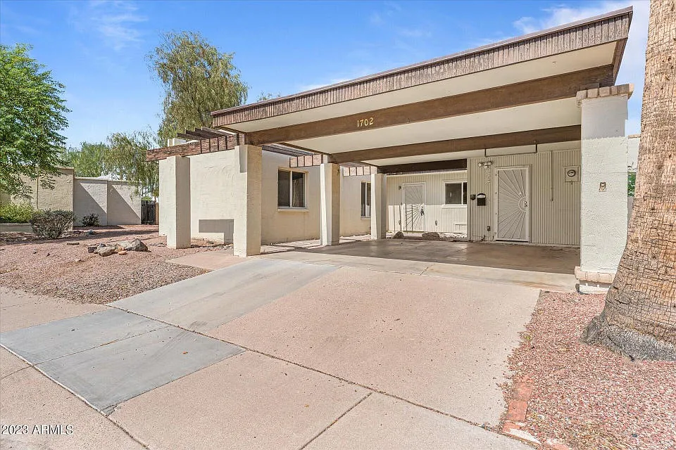 4 bed, 1925 sqft, $2,599 — Photo 2