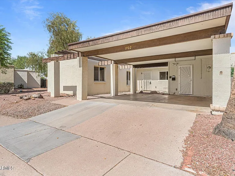 1702 E Gaylon Dr — Photo 2