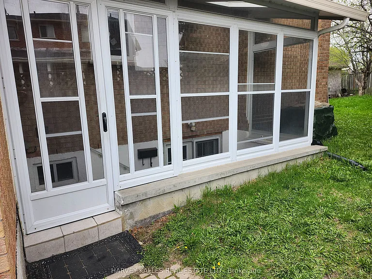 9 Scarlett Dr #LOWER — Photo 14