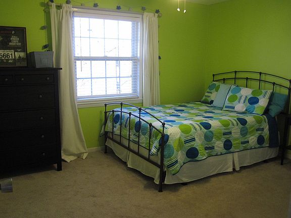 Large master bedroom with expanded closet (large enough for a desk too)!