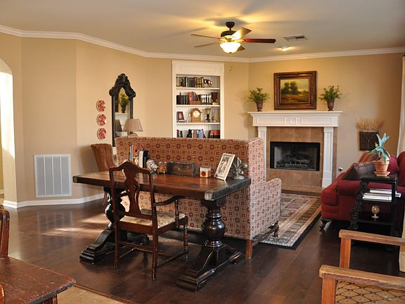 Large Livingroom & fireplace