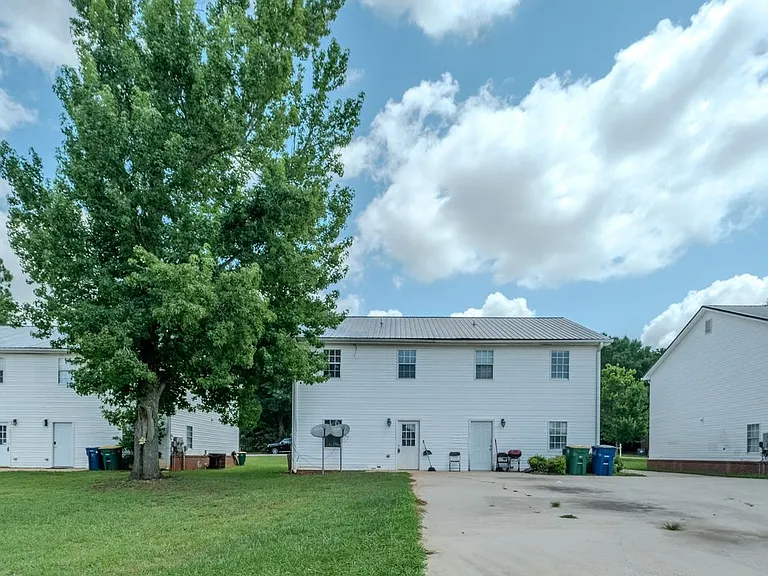 147 Westchester Cir — Photo 15