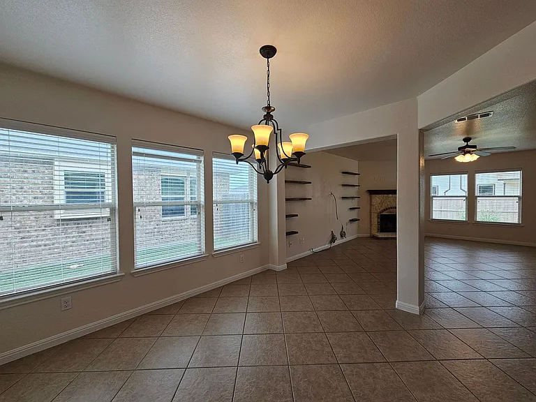 304 W Libra Dr — Photo 4