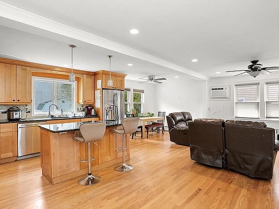 3rd image of 19 Dubois St