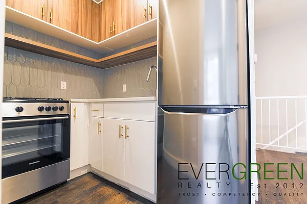 Rented by Evergreen Apartments BK | media 6