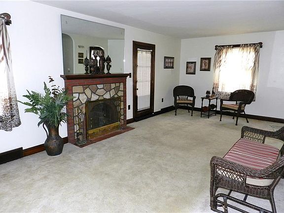 3rd image of 125 W Maitland Ln