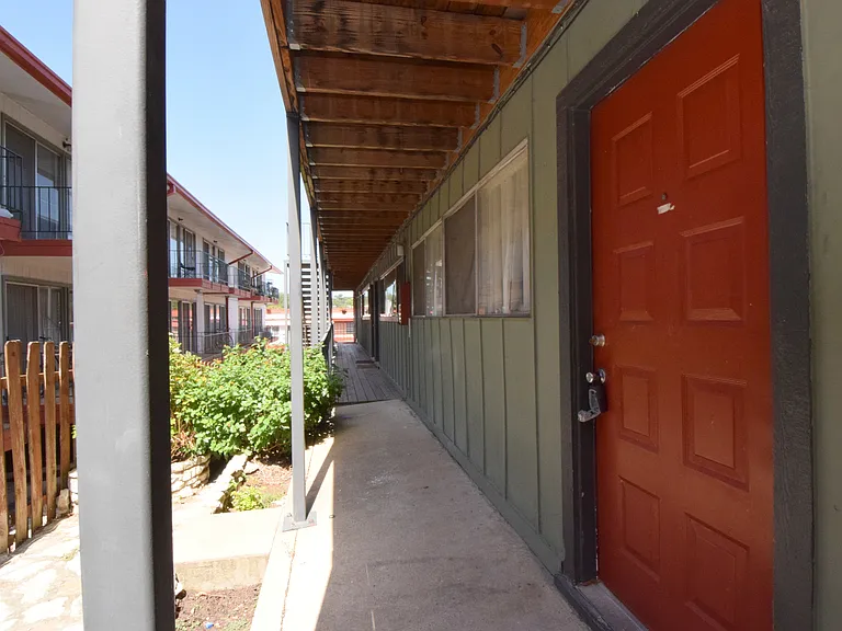 2404 Longview St #103 — Photo 2