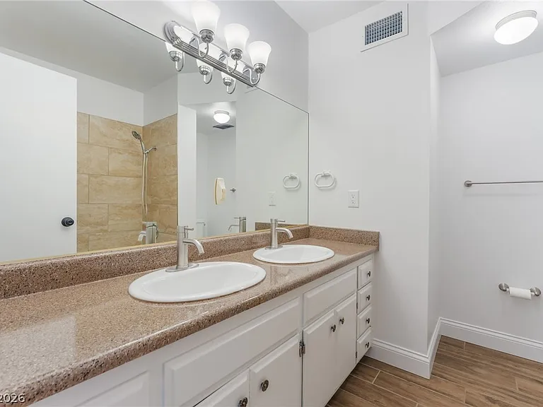 1406 N Jones Blvd — Photo 23