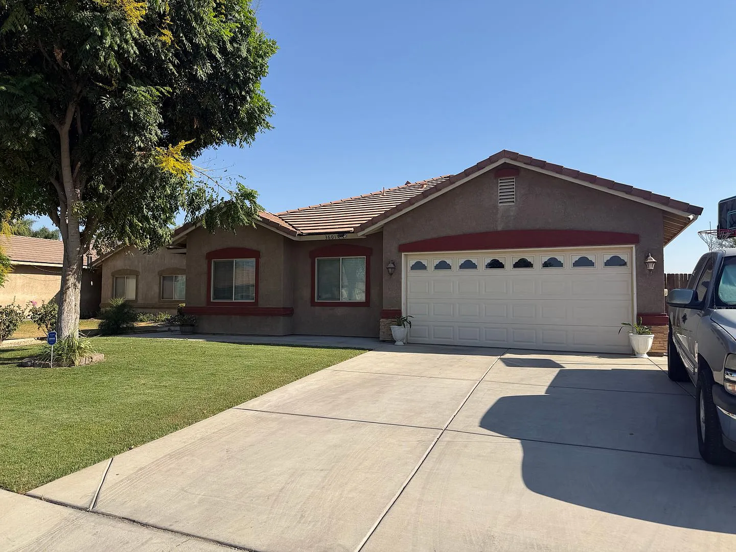 3 Bedroom 2 Bath House For Rent in Bakersfield — Photo 2