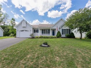 1246 Holland Dr, Farmington, NY 14425