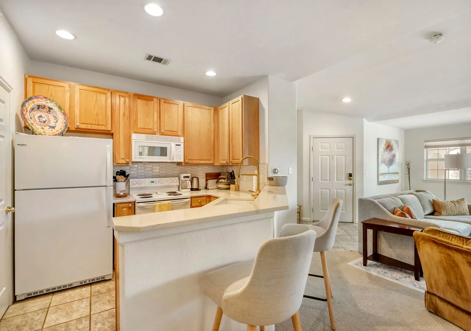 Top-Floor Serenity: Bright & Modern Fully Furnished Boulder Retreat — Photo 3