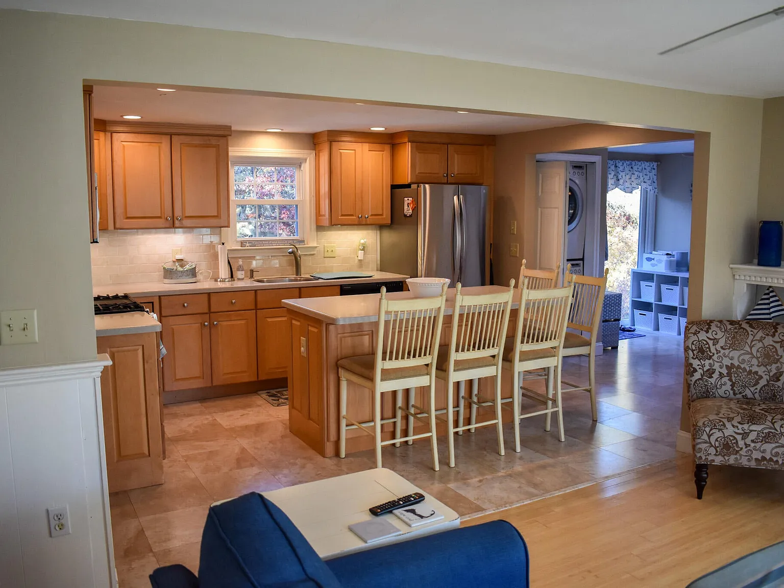 3 bed, 1.0 bath, 1008 sqft, $3,200 — Photo 3