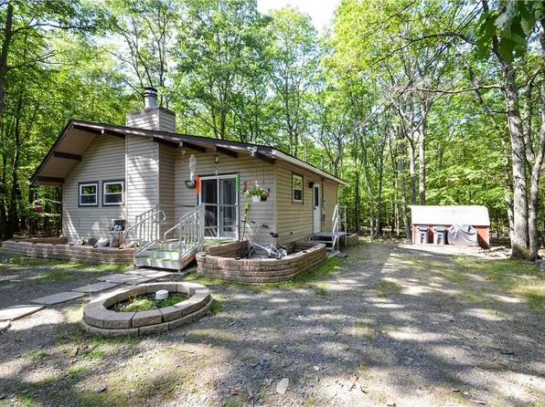 221 Murphy Cir, Bushkill, PA 18324