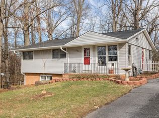 909 Crestwood Dr, Staunton, VA 24401