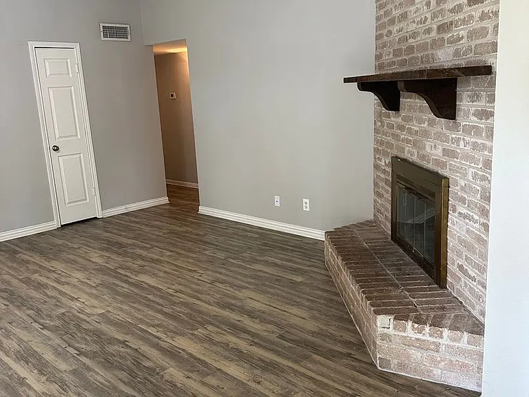 506 Ivanhoe Dr — Photo 2