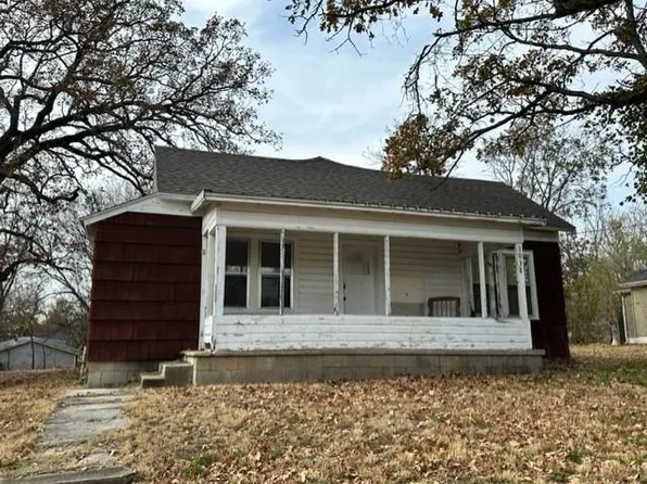 1038 S Cedar St, Nevada, MO 64772