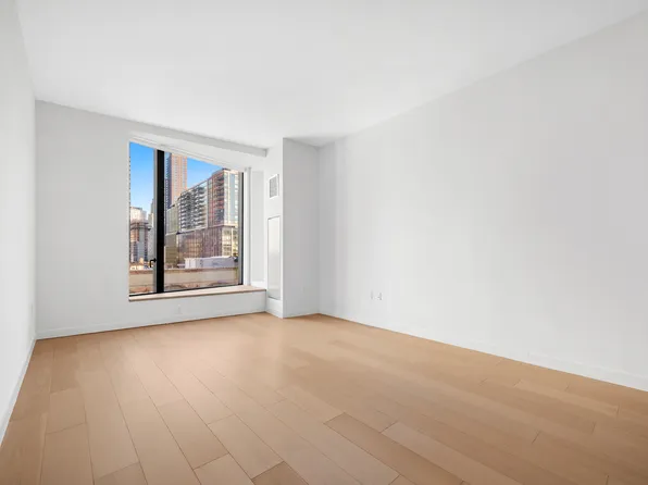 11 Hoyt Street image 1 of 31