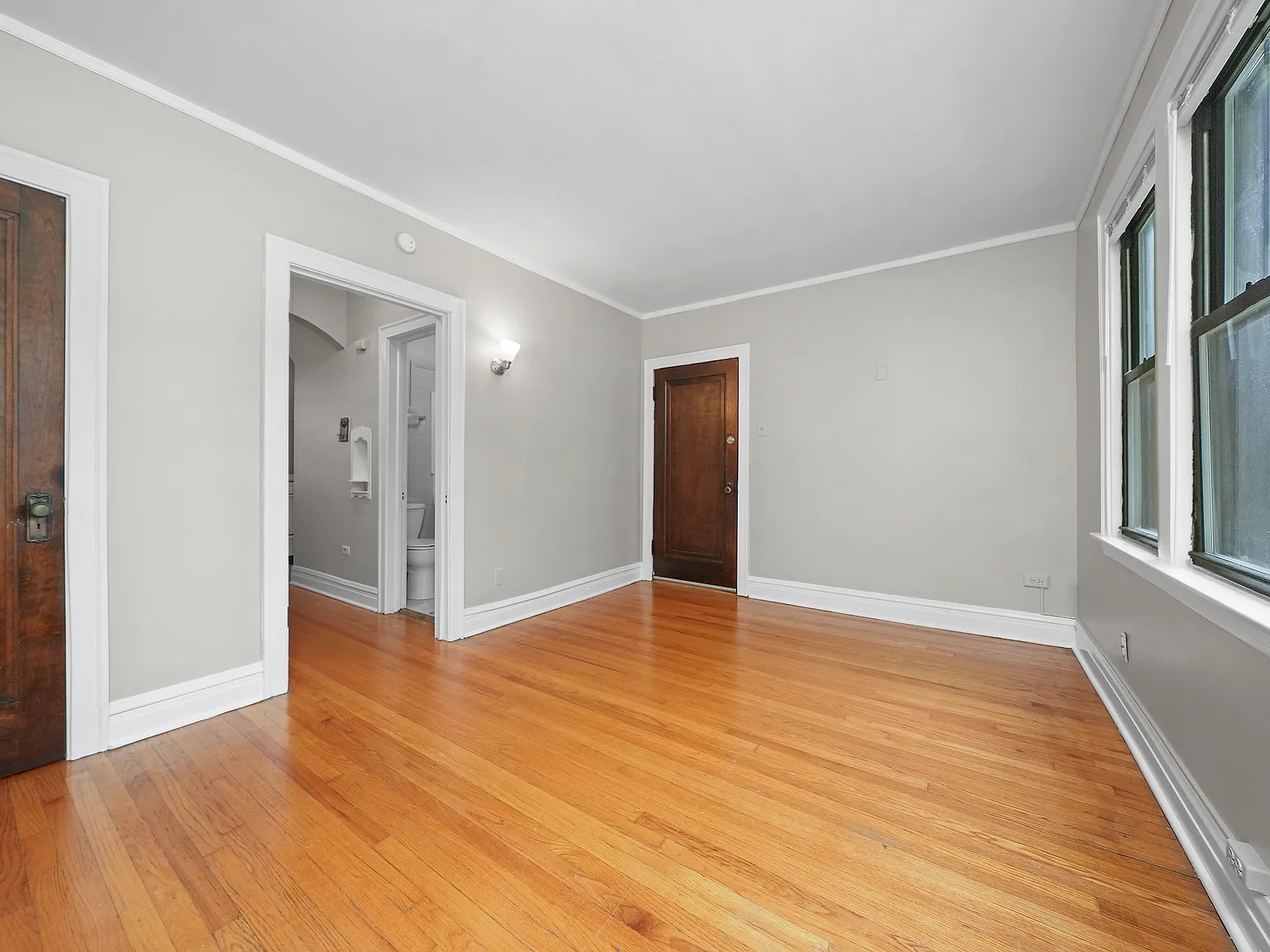 Spacious and Bright Two-Room Studio on Top Floor! Heat and Water Included! — Photo 3