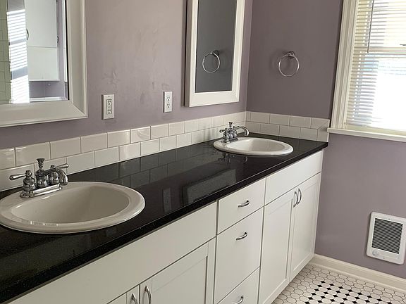 Main bathroom, fully remodeled