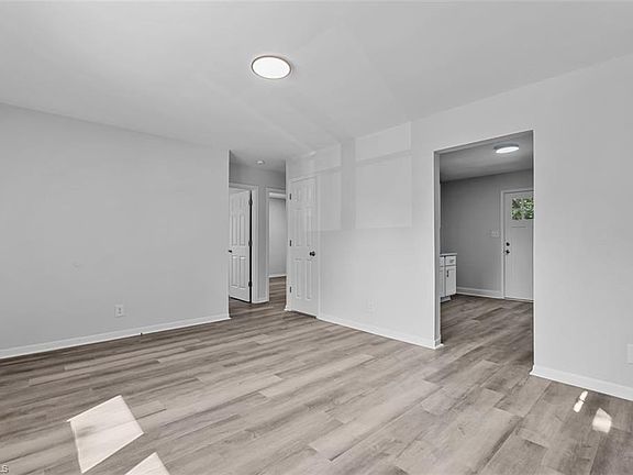 3rd image of 621 Spring Garden Cir