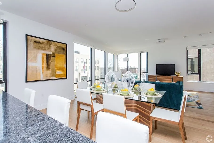 2 bed, 1.0 bath, 1028 sqft, $4,852 — Photo 2
