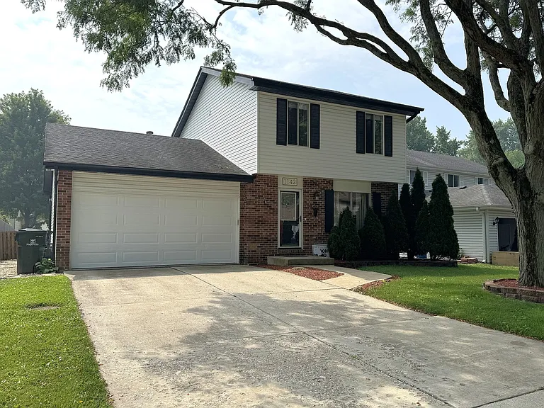 1142 Greensfield Dr — Photo 2