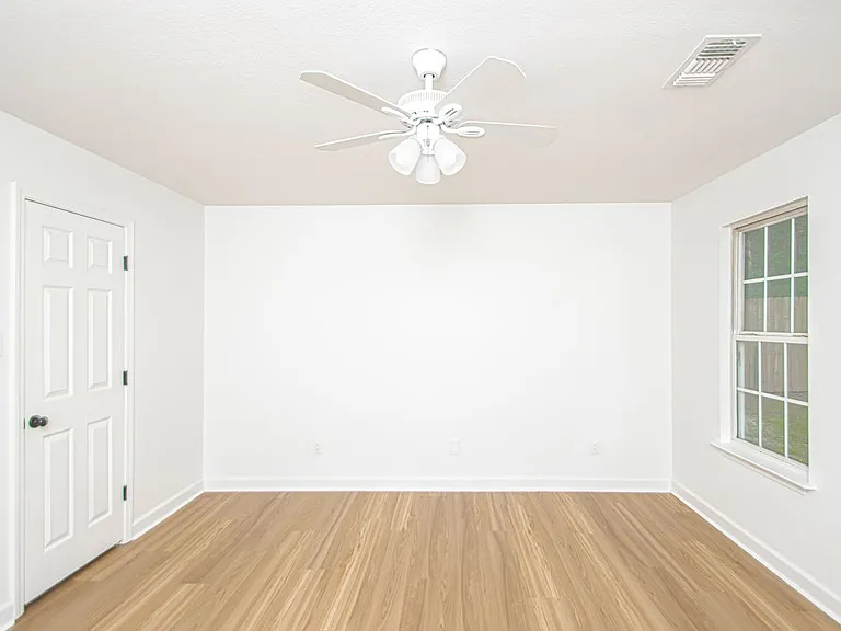 315 Autumn Dr — Photo 13