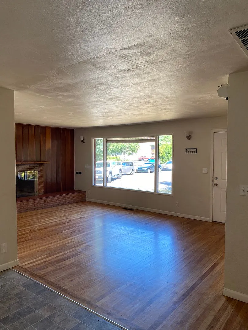 Spacious 5 Bedroom / 2 Bathroom Home - Near OSU! — Photo 3
