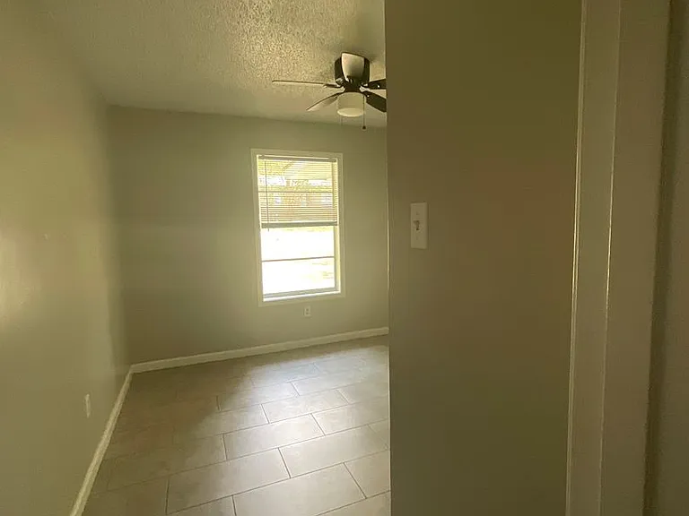 114 Powell Dr — Photo 7