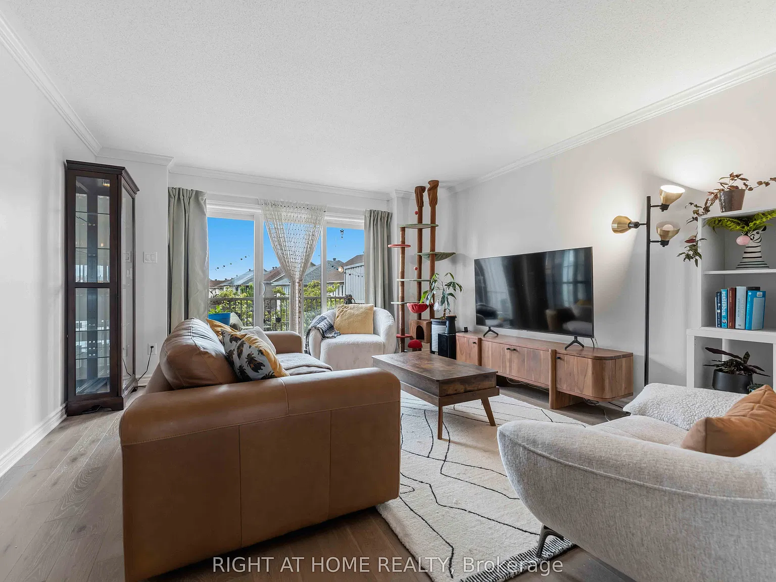 3 bed, $2,500 — Photo 2