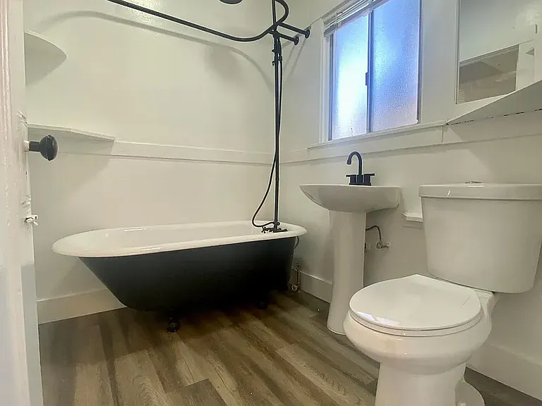 323 E 15th St #325 — Photo 3
