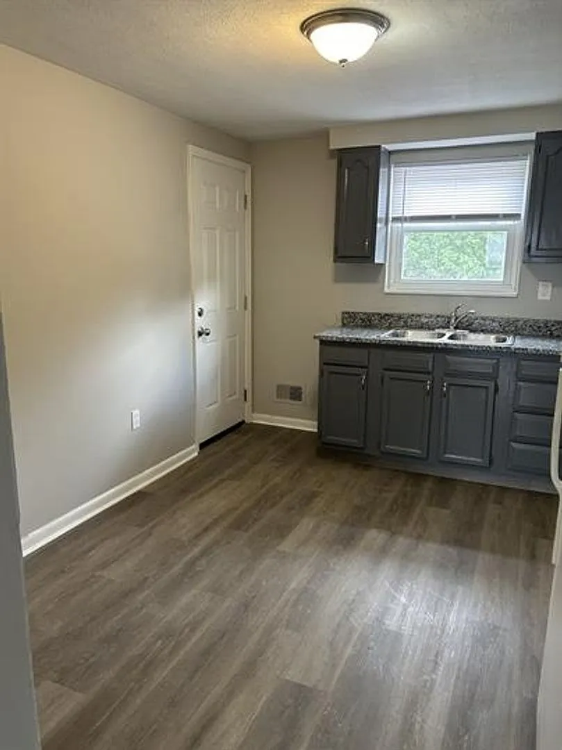 Brand new 2 BR, 1 BA units with W/D Hookups and Huge Closets, 4904 Saddlebrook Ln, Louisville, KY... — Photo 4
