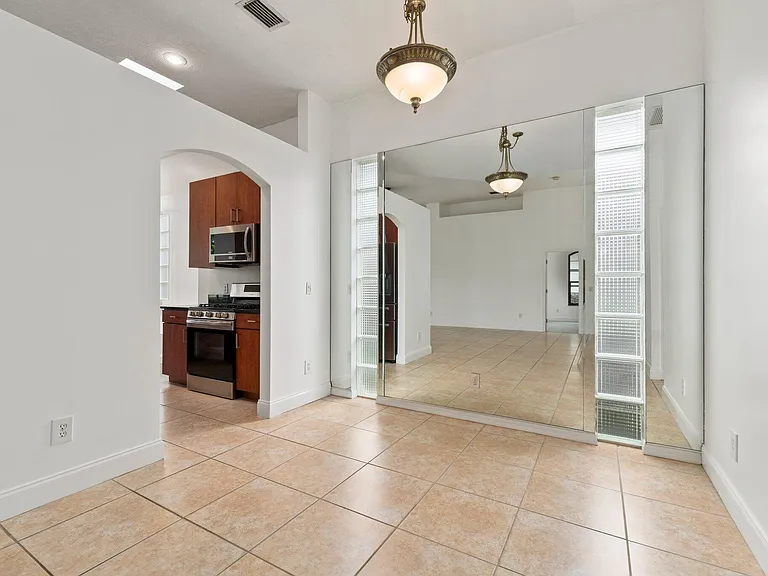 435 SW Jefferson Cir — Photo 9