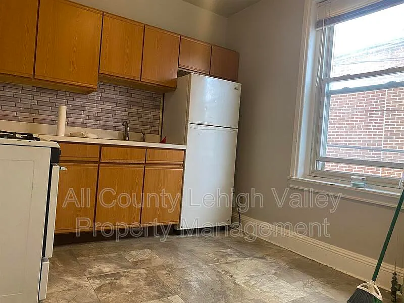 3 bed, 1.0 bath, $1,545 — Photo 2